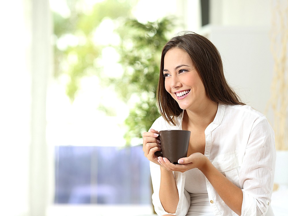 Drinking coffee. Лиса i Drink Coffee. Coffee woman Stand. Drinking Coffee in Single use Cups.