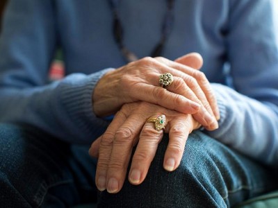 Parkinson Hastalığı Nedir? Belirtileri Nelerdir? Tedavisi Nasıl Yapılır?